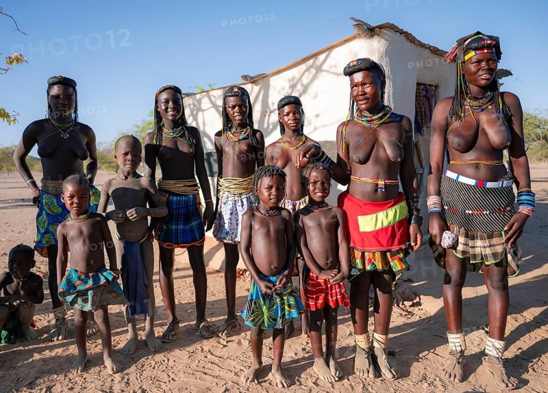 Women and children in the village, Hakaona people, also Havakona or Hakawona, near Opuwo, Kunene, Namibia