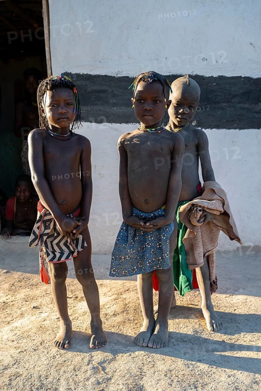 Three children, Hakaona tribe also Havakona or Hakawona, near Opuwo, Kunene, Namibia