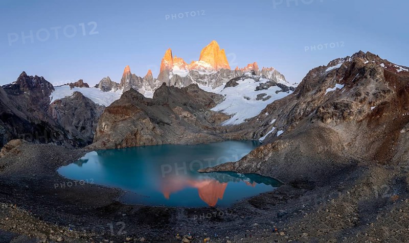 Laguna de los Tres, sunrise, alpine glow, glaciers and glaciers Lake de los Tres, mountains and peaks of Monte Fitz Roy, Cerro Chalten, Los Glaciares National Park, Patagonia, Santa Cruz Province, Argentina
