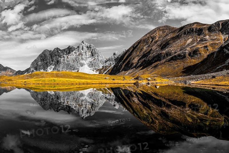 Mountain panorama in autumn, Eissee, Oytal, behind Großer Wilder, 2379m, Hochvogel and Rosszahn Group, Allgäu Alps, Allgäu, Bavaria, Germany