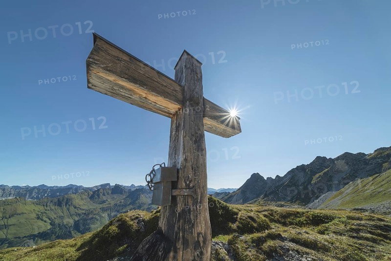 Bergkreuz am Koblat-Höhenweg, bei Laufbichelsee, Allgäu Alps, Allgäu, Bavaria, Germany
