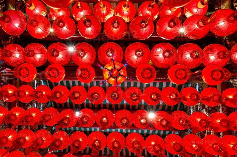 Traditional Chinese lanterns, numerous lanterns hanging from the ceiling, Wat Mangkon Kamalawat, Yaowarat Road, Chinatown, Bangkok, Thailand