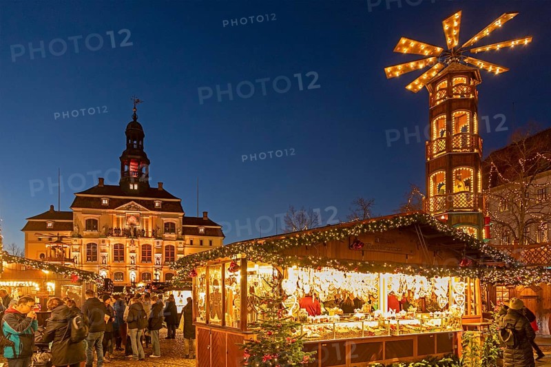 Town Hall, Christmas Pyramid, Christmas Market, Lüneburg, Lower Saxony, Germany
