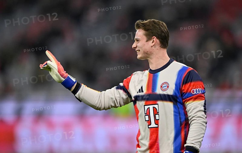 Warm-up Training Goalkeeper Jonas Urbig FC Bayern Munich FCB (40) smiles Gesture Gesture Allianz Arena, Munich, Bavaria, Germany