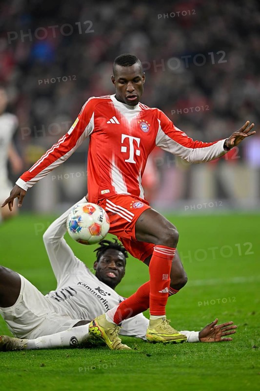 Tackle, action Danny da Costa 1. FSV Mainz 05 (21) against Nicolas Jackson FC Bayern Muenchen FCB (11) Allianz Arena, Munich, Bavaria, Germany