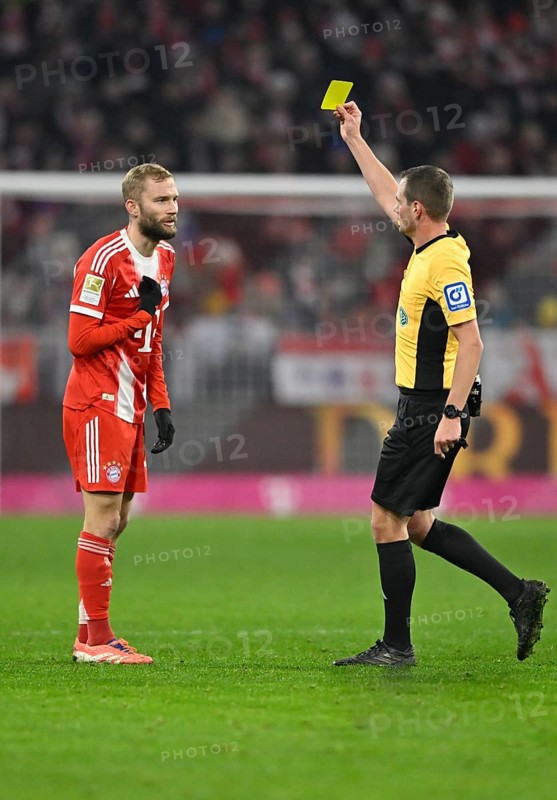 Referee Dr Robin Braun shows Konrad Laimer FC Bayern Munich FCB (27) yellow card yellow caution Allianz Arena, Munich, Bavaria, Germany
