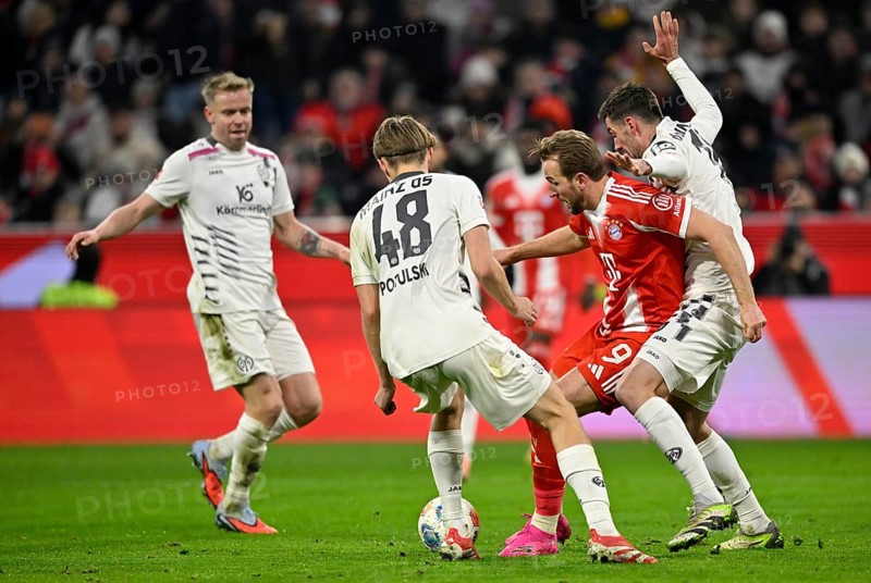 Tackle, action Harry Kane FC Bayern Munich FCB (09) vs Stefan Bell 1. FSV Mainz 05 (16) Kacper Potulski 1. FSV Mainz 05 tackle, action Allianz Arena, Munich, Bavaria, Germany