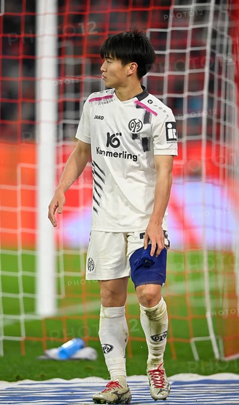 Sota Kawasaki 1. FSV Mainz 05 (24) injured thigh injury Bandage Allianz Arena, Munich, Bavaria, Germany