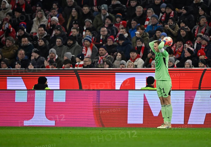 Goalkeeper Manuel Neuer FC Bayern Munich FCB (01) taking a throw-in, action Allianz Arena, Munich, Bavaria, Germany