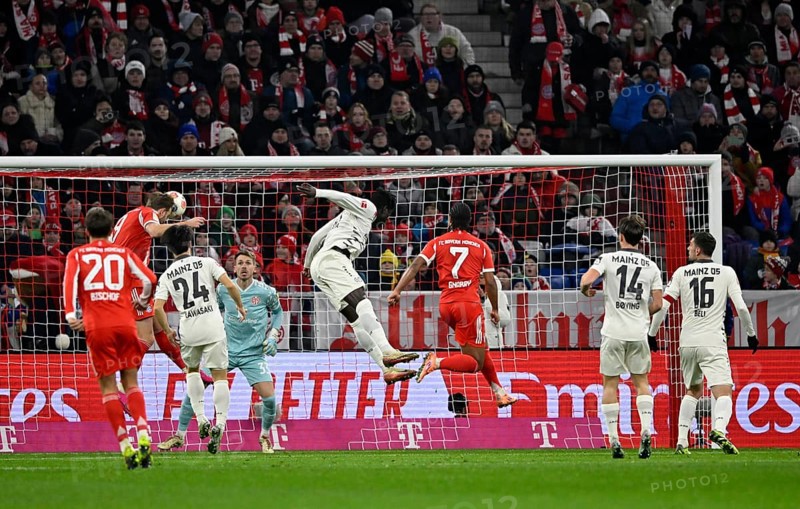 Penalty area scene, goal area scene header duel duel action Harry Kane FC Bayern Muenchen FCB (09) against Danny da Costa 1. FSV Mainz 05 (21) Goalkeeper Daniel Batz 1. FSV Mainz 05 (33) Allianz Arena, Munich, Bavaria, Germany