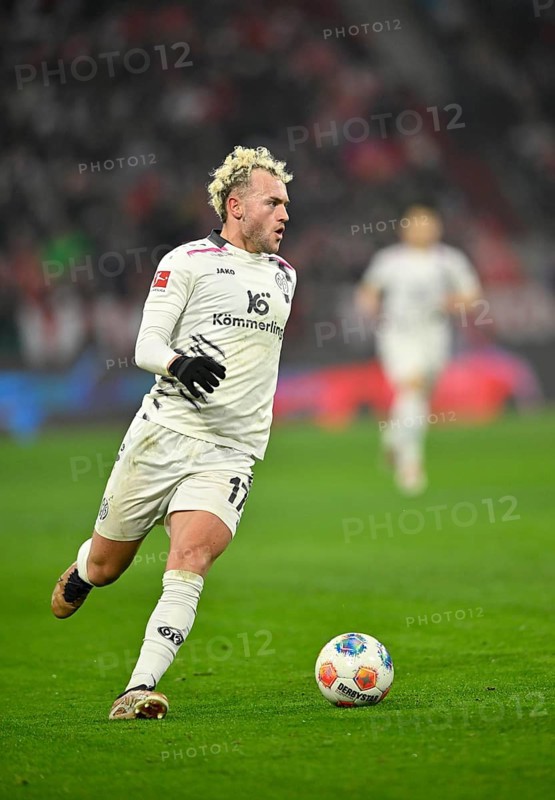 Benedict Hollerbach 1. FSV Mainz 05 (17) Action on the ball Allianz Arena, Munich, Bavaria, Germany