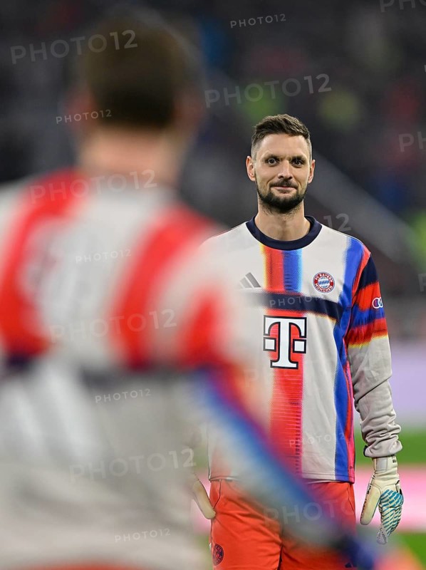 Warm-up training Goalkeeper Sven Ulreich FC Bayern Munich FCB (26) in discussion with goalkeeper Jonas Urbig FC Bayern Munich FCB (40) Allianz Arena, Munich, Bavaria, Germany