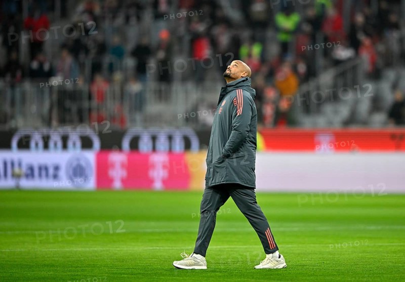 Coach coach Vincent Kompany FC Bayern Munich FCB during the course inspection, looking up, Allianz Arena, Munich, Bayern, Germany