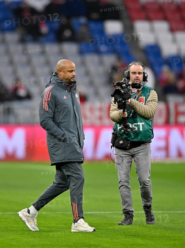 Coach coach Vincent Kompany FC Bayern Munich FCB during the field inspection, followed by TV camera, Allianz Arena, Munich, Bayern, Germany
