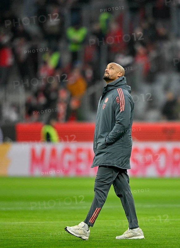 Coach coach Vincent Kompany FC Bayern Munich FCB during the course inspection, looking up, Allianz Arena, Munich, Bayern, Germany
