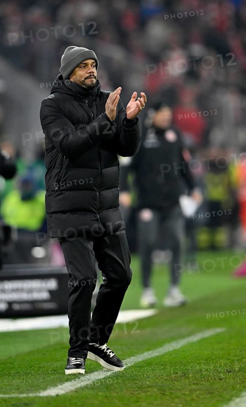 Coach coach Vincent Kompany FC Bayern Munich FCB on the sidelines claps his hands encouragingly, applause Allianz Arena, Munich, Bayern, Germany