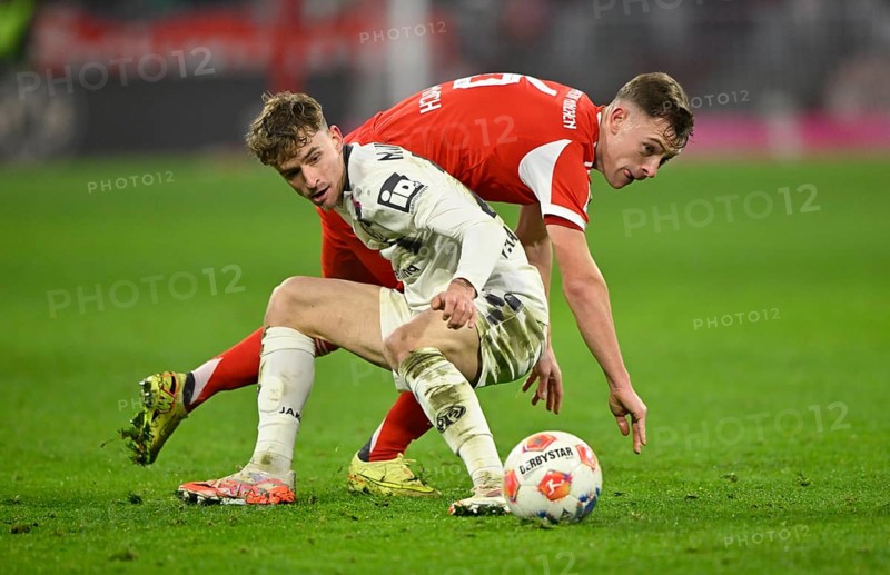 Duel, dogged action, Nikolas Veratschnig 1. FSV Mainz 05 (22) against Joshua Kimmich FC Bayern Muenchen FCB (06) Allianz Arena, Munich, Bavaria, Germany