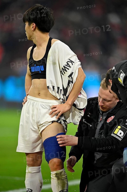 Sota Kawasaki 1. FSV Mainz 05 (24) injured Injury thigh bandage carer Allianz Arena, Munich, Bavaria, Germany