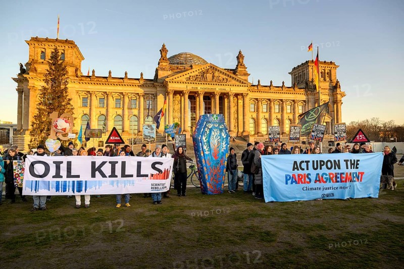 Demonstration of Extinction Rebellion to mark the 10th anniversary of the Paris Agreement and to reach the first climate tipping point, the death of coral reefs, Reichstag, Berlin, 12.12.2025
