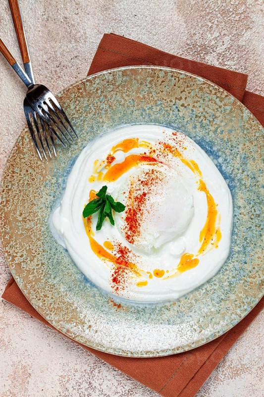 ?ilbir, traditional Turkish breakfast, Turkish eggs with yogurt and butter, homemade, no people