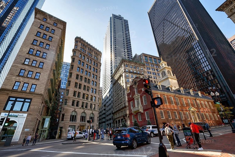 Historic Administration Building, Old State House, walkers, passers-by, colonial style, Washington Street and State Street intersection, Freedom Trail, Financial District, Boston, Massachusetts, New England, USA