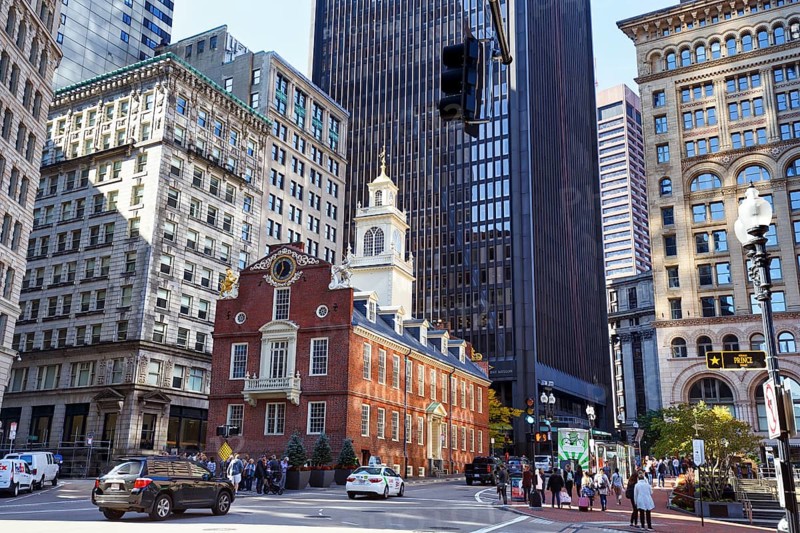 Historic Administration Building, Old State House, walkers, passers-by, colonial style, Washington Street and State Street intersection, Freedom Trail, Financial District, Downtown, Boston, Massachusetts, New England, USA