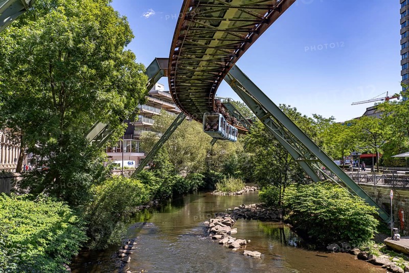 Schwebebahn und Fluss Wupper in Elberfeld, Wuppertal, North Rhine-Westphalia, Germany