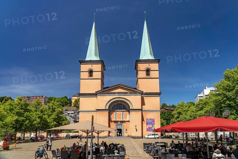 Dining on Laurentiusplatz and the Basilica of St. Lawrence in Elberfeld, Wuppertal, North Rhine-Westphalia, Germany
