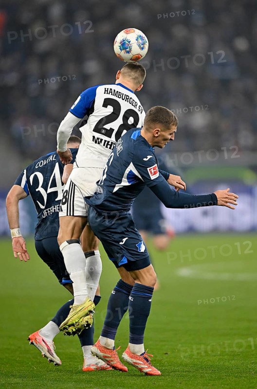 Head-to-head duel Miro Muheim Hamburger SV HSV (28) v Grischa Prömel TSG 1899 Hoffenheim (06) Vladimir Coufal TSG 1899 Hoffenheim (34) PreZero Arena, Sinsheim, Baden-Württemberg, Germany