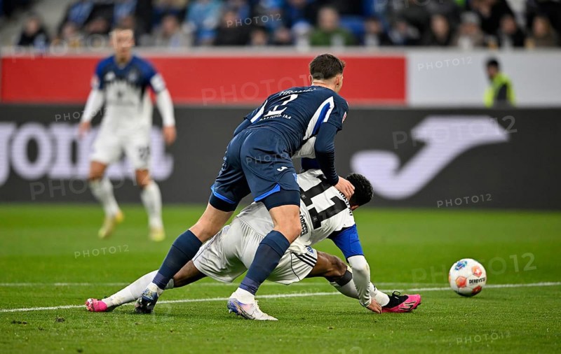 Tackle, action Robin Hranac TSG 1899 Hoffenheim (02) against Ransford Königsdörffer Hamburger SV HSV (11) PreZero Arena, Sinsheim, Baden-Württemberg, Germany