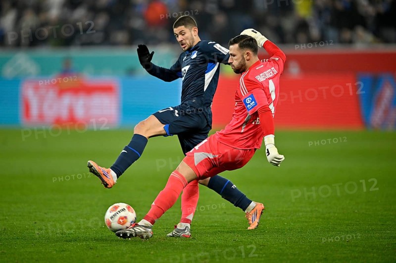 One-on-one, action Andrej Kramaric TSG 1899 Hoffenheim (27) against goalkeeper Daniel Heuer Fernandes Hamburger SV HSV (01) PreZero Arena, Sinsheim, Baden-Württemberg, Germany