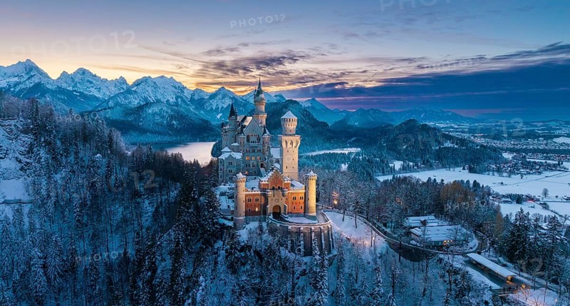 Neuschwanstein Castle at dusk in winter with mountain scenery, Schwangau near Füssen, Ostallgäu, Allgäu, Bavaria, Germany