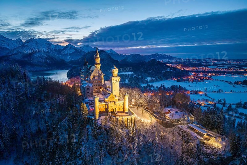 Neuschwanstein Castle illuminated in snowy night landscape, night view, Schwangau near Füssen, Ostallgäu, Allgäu, Bavaria, Germany