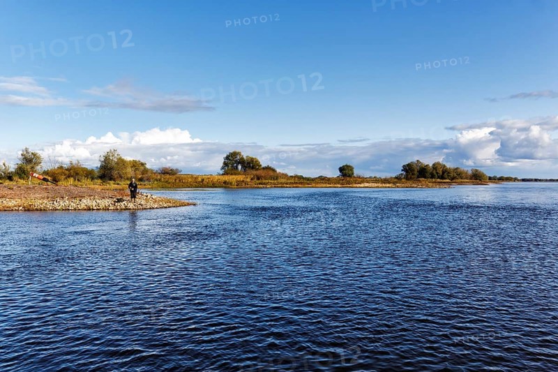 Anglers on the riverbank, river landscape near Bitter, Neuhaus district, Elbe floodplain in Lower Saxony, Germany