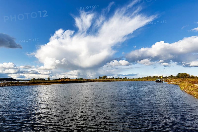 River landscape near Bitter, dramatic cloudy sky, Neuhaus district, Elbe, Lower Saxony Elbe floodplain, Germany