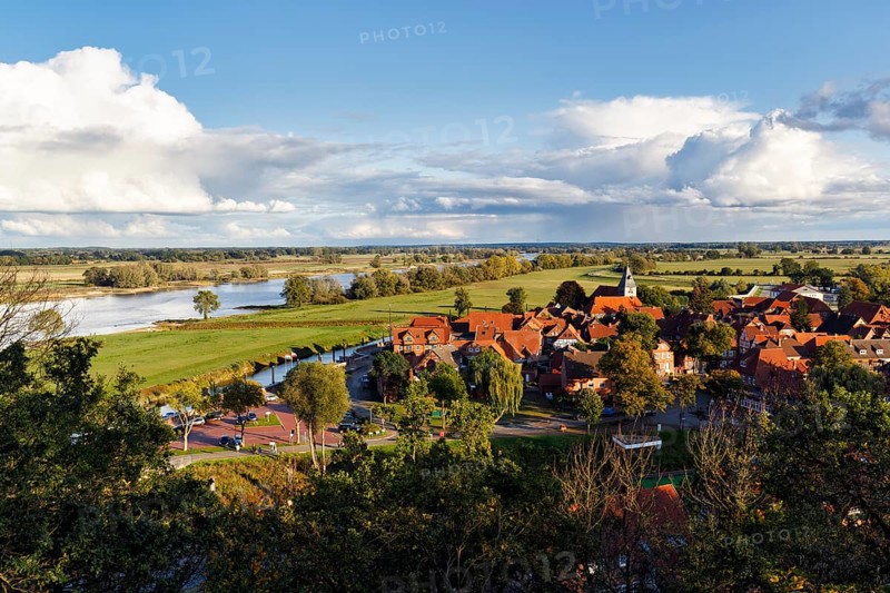 View of half-timbered houses and church in Hitzacker, banks of the Elbe, river landscape, Lüchow-Dannenberg, Wendland, Elbe floodplain, Germany
