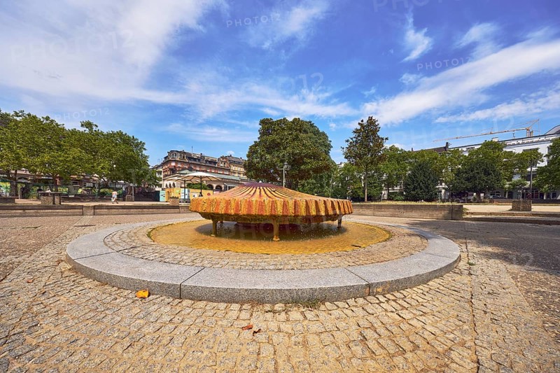 Kochbrunnenspringer thermal spring, mussel shaped, fountain, park, trees, lawn, paths, general architecture, blue sky, cumulus clouds, cirrus clouds, Kochbrunnenplatz, Wiesbaden, state capital, district-free city, Hesse, Germany