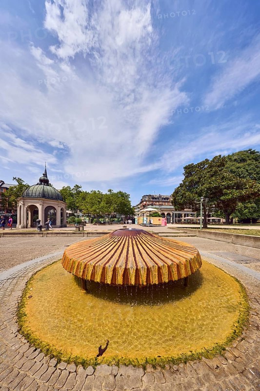 Kochbrunnenspringer thermal spring, mussel-shaped, pavilion Kochbrunnenpavillon, fountain, park, trees, lawn, paths, general architecture, blue sky, cumulus clouds, cirrus clouds, Kochbrunnenplatz, Wiesbaden, state capital, district-free city, Hesse, Germany