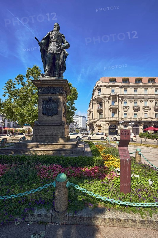 Kaiser Friedrich memorial, flower bed, general architecture, historic building, trees, blue sky, cirrus clouds, Kaiser-Friedrich-Platz square, Wiesbaden, state capital, district-free city, Hesse, Germany