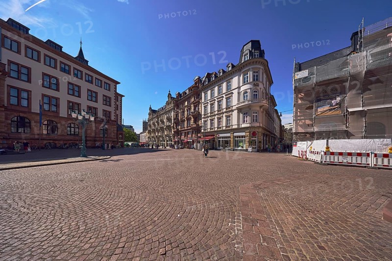 Historic buildings, old residential and commercial buildings, renovation, scaffolding, construction site, paving stone square, pedestrians as accessories, deep blue sky, cirrus clouds, intersection of Schlossplatz, Marktstraße and Ellenbogengasse, Wiesbaden, state capital, district-free city, Hesse, Germany