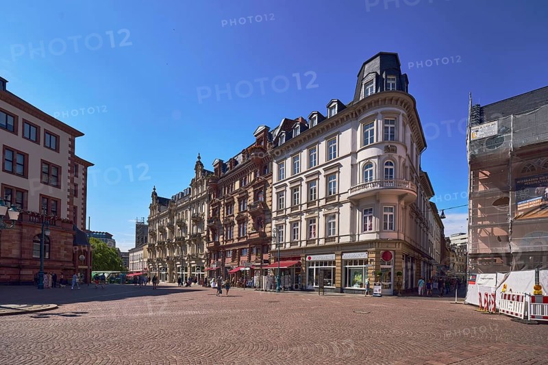 Historic buildings, old residential buildings and commercial buildings, paving stone square, pedestrians as accessories, blue sky, cloudless, intersection of Schlossplatz, Marktstraße and Ellenbogengasse, Wiesbaden, state capital, district-free city, Hesse, Germany