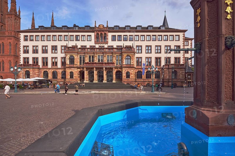 Market fountain, sandstone, town hall, neo-Renaissance style, architect Georg von Hauberrisser, paving stone square, pedestrian as accessories, blue sky, cumulus clouds, diffuse light, slightly sunny, Schlossplatz square, Wiesbaden, state capital, district-free city, Hesse, Germany
