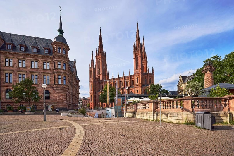 Protestant market church community Wiesbaden, market church, neo-Gothic style, architect Carl Boos, town hall, architect Georg von Hauberrisser, square made of paving stones, sandstone wall, lantern, trees, blue sky, cumulus clouds, square square, Wiesbaden, state capital, district-free city, Hesse, Germany