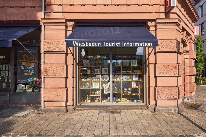 Wiesbaden tourist information, historic commercial building, awnings, shop windows, tourist information, sunny, intersection of marketplace with Karl-Glässing-Straße, Wiesbaden, state capital, district-free city, Hesse, Germany
