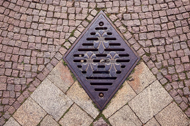 Manhole cover, city coat of arms, square made of paving stones and marble slabs, sunny, Wiesbaden, state capital, district-free city, Hesse, Germany