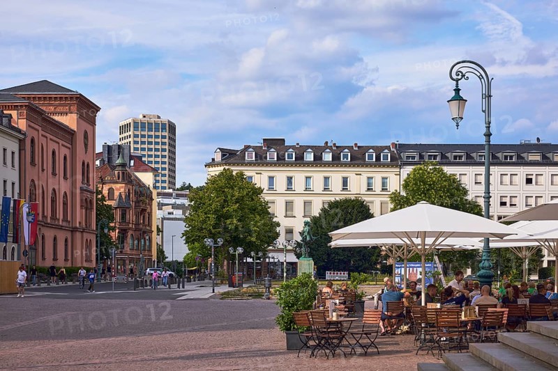 Lantern, general architecture, high-rise building, outdoor area of a restaurant, trees, visitors and pedestrians as secondary motifs, blue sky, cumulus clouds, evening light, Schlossplatz square, An den Quellen, Wiesbaden, state capital, district-free city, Hesse, Germany