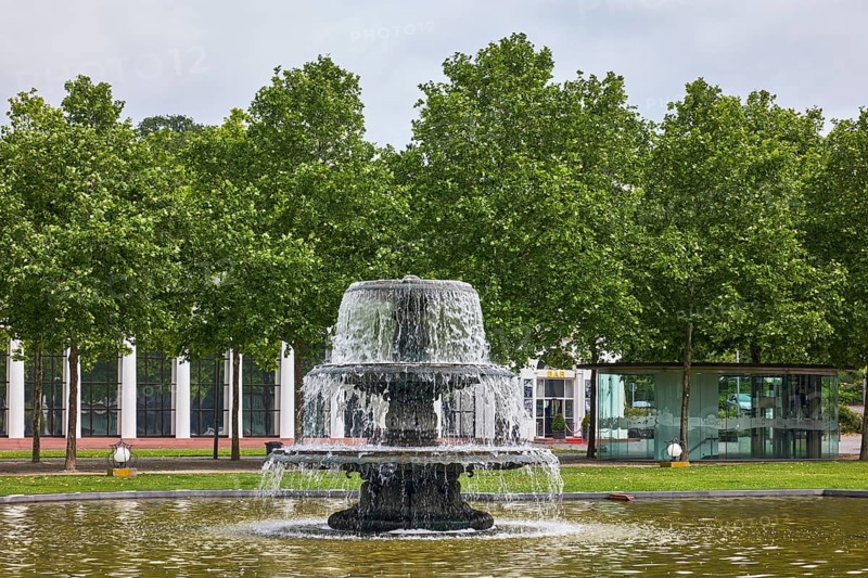 Cascade fountain, green spaces, trees, Platanus × acerifolia (Platanus ×hispanica), lawn, cloudy, diffuse light, slightly sunny, Kurhausplatz, Wiesbaden, state capital, independent city, Hesse, Germany