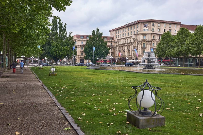 Bowling Green, green spaces, fountain, trees, Platanus × acerifolia (Platanus ×hispanica), lantern, lawn, paths, general architecture, cloudy, nimbostratus clouds, Wilhelmstraße, Kurhausplatz, Wiesbaden, state capital, independent city, Hesse, Germany