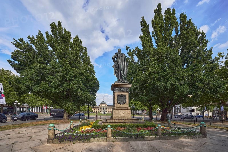 Kaiser Friedrich memorial, flower bed, spa hotel, car, blue sky, cumulus clouds, Wilhelmstraße, Kaiser-Friedrich-Platz, Wiesbaden, state capital, district-free city, Hesse, Germany