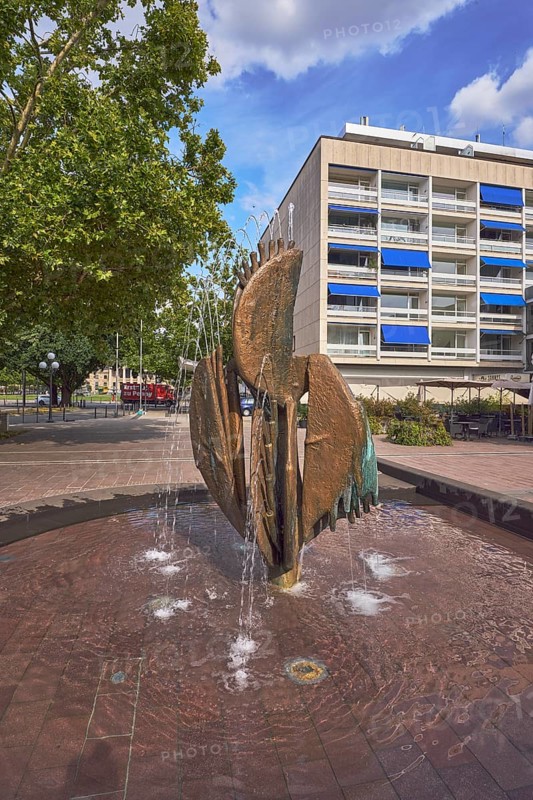 Fountain complex, bronze sculpture, sculptor Ernst Dostal, general architecture, residential and commercial buildings, trees, Kaiser-Friedrich-Platz, Wiesbaden, state capital, district-free city, Hesse, Germany
